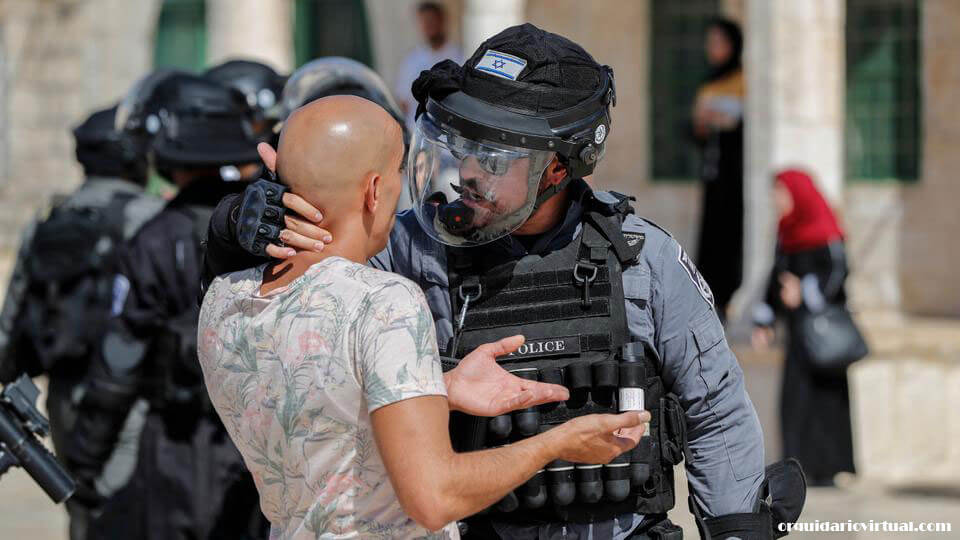 Israeli police มื่อวันอาทิตย์ที่ผ่านมาตำรวจอิสราเอลได้ปลดสิ่งกีดขวางออกจากบริเวณใกล้กับมัสยิดอัลอักซอในเยรูซาเล็มตะวันออกที่ถูกยึดครอง