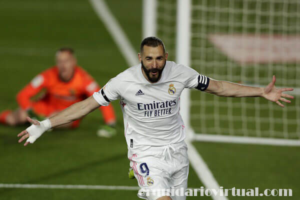 Real Madrid beat ก้าวขึ้นสู่อันดับหนึ่งของลาลีกาหลังจากการจบสกอร์ของคาริมเบนเซมาช่วยให้พวกเขาคว้าชัยชนะเหนือบาร์เซโลนา 2-1 